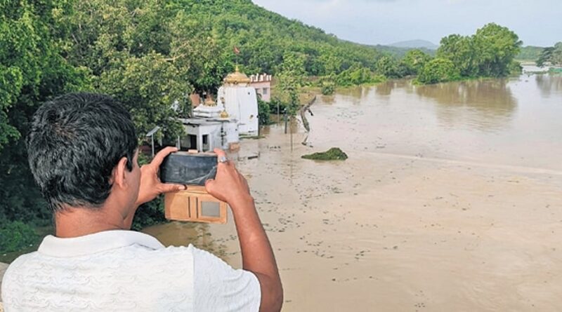 Floods ravage 19 districts in Odisha , toll rises to 5
