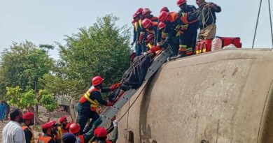 Passenger train derails in central Pakistan, killing at least 5 people and injuring 35
