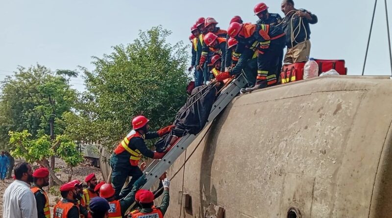 Passenger train derails in central Pakistan, killing at least 5 people and injuring 35