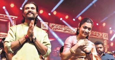 Actors Vijay Deverakonda, Rashmika Mandanna draw crowds at day 7 of Vijayawada Utsav 2.0